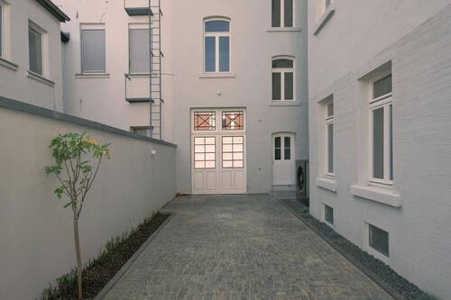 Innenhof Blick zum Haupthaus - 