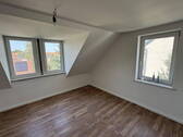Bild 1 - Dachgeschoss, 3 Zimmer, Südbalkon, Blick ins Grüne, frisch kernsaniert