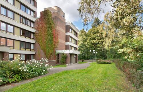 Gepflegter Hauseingang in ruhiger Umgebung - Eigentumswohnung in beliebter Lage von Wandsbek - Mit sonnigem Balkon und Tiefgaragenstellplatz