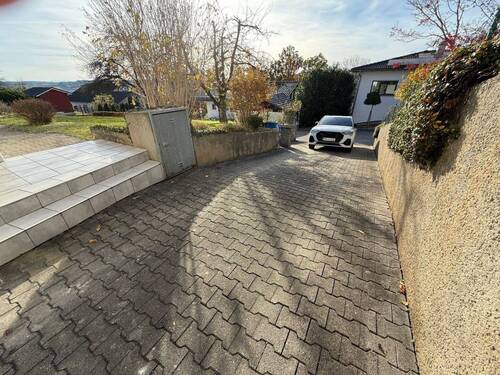 Auffahrt zum Haus - 4 Zimmer Terrassenwohnung zur Miete in Pfarrkirchen