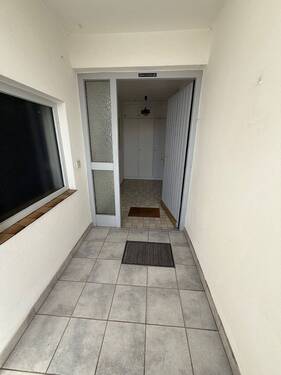 Einzeleingang zur Wohnung - 4 Zimmer Terrassenwohnung in Pfarrkirchen