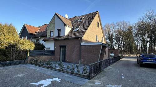 Hauseingang mit Terrasse hinten - 4 Zimmer Reihenendhaus zum Kaufen in Höfer