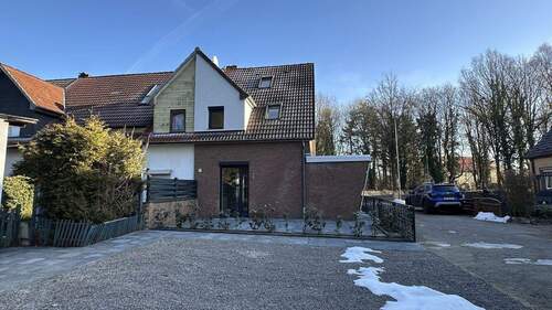 Rückansicht mit Autostellflächen - 4 Zimmer Reihenendhaus in Höfer