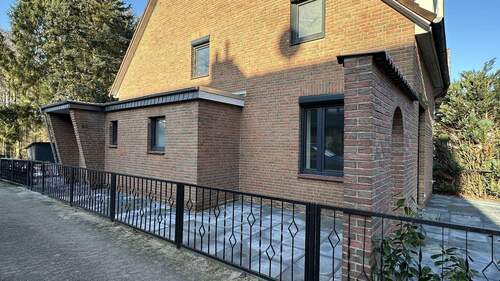  Seitliche Ansicht mit Verbindungsweg ums Haus - Reihenendhaus mit 95,00 m&sup2; in Höfer zum Kaufen