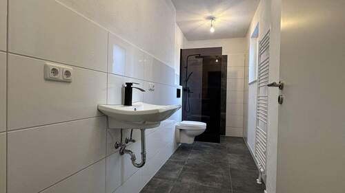 Badezimmer mit ebener Wanne - 