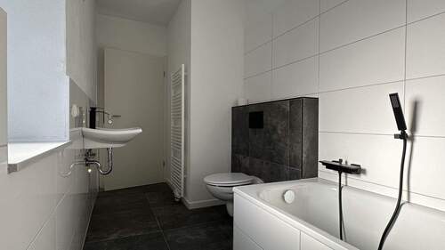  Badezimmer mit Wanne im Obergeschoss - 