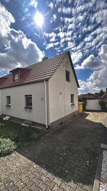 Ansicht mit Giebel und Einfahrt - 