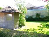 mit kleinem Gartenhaus - 