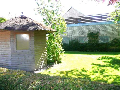 mit kleinem Gartenhaus - 