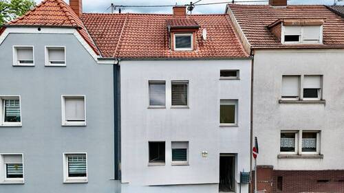 Titelbild - Vollvermietetes Mehrfamilienhaus mit modernisiertem Standard und Staffelmietstruktur in Neunkirchen