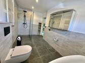 Modernes Badezimmer im EG - 