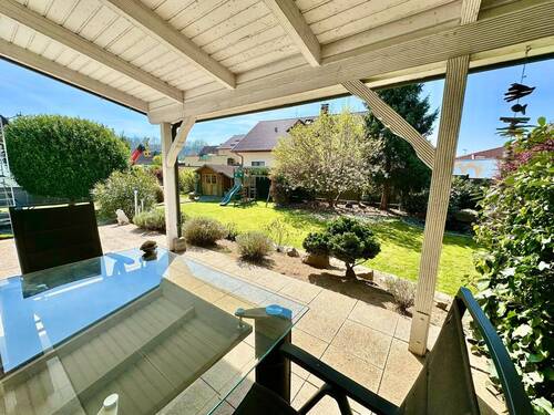 Überdachte Terrasse mit Blick in den Garten - 4 Zimmer Einfamilienhaus in Ringsheim