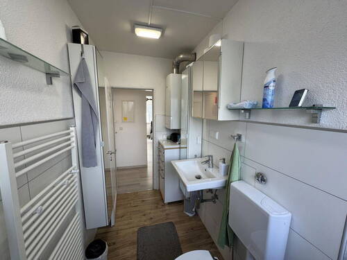 Bad mit Dusche - 