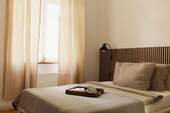 Schlafzimmer - Möbliert und renovierte 65?m² Altbauwohnung mit Balkon + Badewanne im Simon-Dach-Kiez