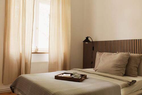 Schlafzimmer - Möbliert und renovierte 65?m² Altbauwohnung mit Balkon + Badewanne im Simon-Dach-Kiez