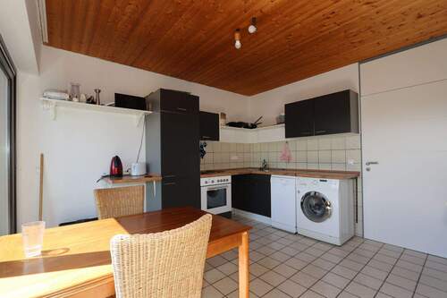 Wohnküche mit Schiebetür zur Loggia - 