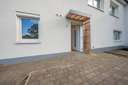 Terrasse und Eingang - 