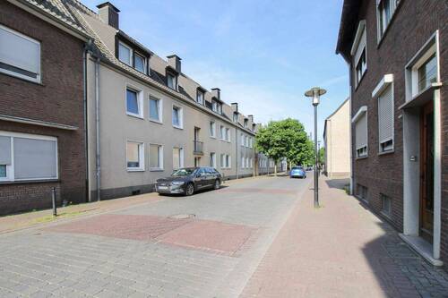 Straße - 1 Zimmer Mehrfamilienhaus, Wohnhaus in Emmerich am Rhein