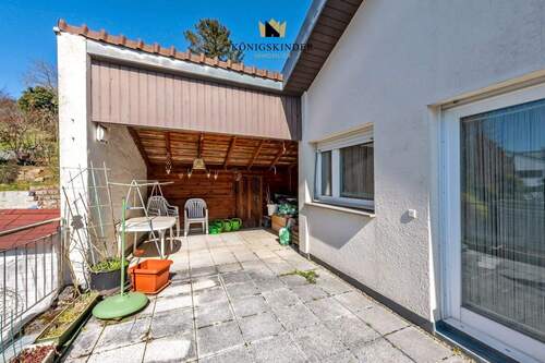 Pergola auf der großen Terrasse - 9 Zimmer Mehrfamilienhaus, Wohnhaus in Plüderhausen