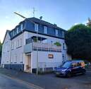 Außenansicht Straße - 2 Zimmer Mehrfamilienhaus, Wohnhaus in Siegen