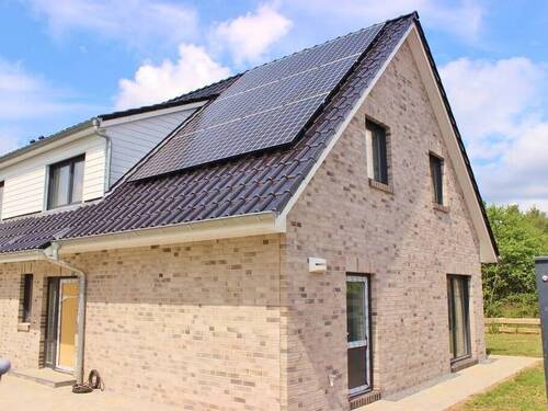 Ost-Ansicht mit Nebeneingang - 4 Zimmer Doppelhaushälfte in Schenefeld