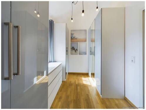 Ankleidezimmer mit Fenster - 