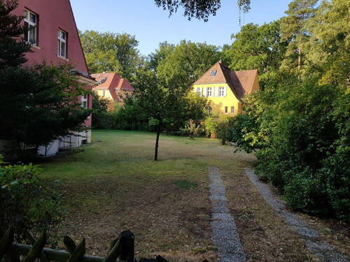 Auffahrt und Garten - 5 Zimmer Doppelhaushälfte in Berlin