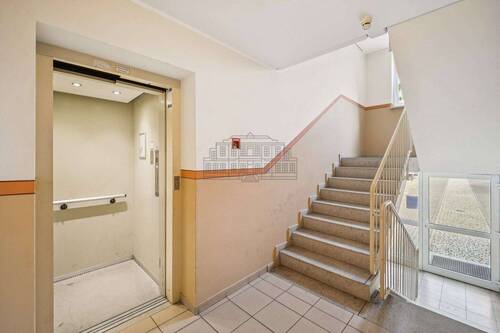 Treppenhaus mit Aufzug - 
