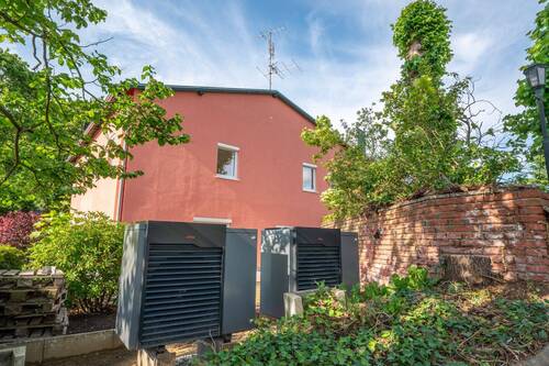 Wärmepumpen und Hausansicht - 