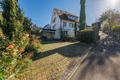 Hauseinfahrt - 9 Zimmer Mehrfamilienhaus, Wohnhaus zum Kaufen in Freiburg