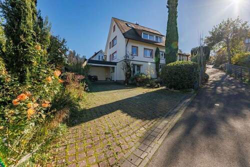 Hauseinfahrt - 9 Zimmer Mehrfamilienhaus, Wohnhaus zum Kaufen in Freiburg