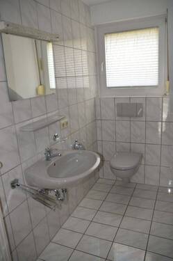 Badezimmer - Etagenwohnung mit 74,80 m&sup2; in Königsbach-Stein zum Kaufen