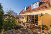 Terrasse - ***Heike Borchers Immobilien***Der Traum vom Haus***Exklusive Wohlfühl-Oase für die ganze Familie***