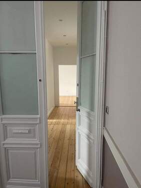 Eingangstür - 4 Zimmer Altbau in Wiesbaden-Mitte, ab 31.10.2025 frei, provisionsfrei zu verkaufen