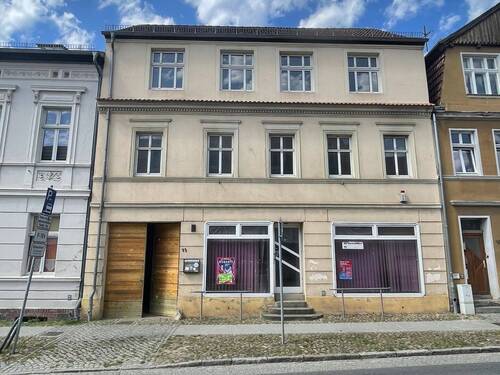 Frontale Objektansicht - 9 Zimmer Mehrfamilienhaus, Wohnhaus in Lindow (Mark)