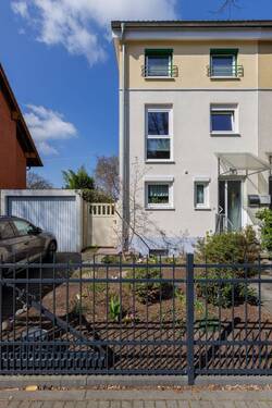 Vorderansicht - 4 Zimmer Reihenendhaus zum Kaufen in Berlin