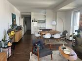 Wohnzimmer mit Blick zu Küche/Flur - Moderne 4-Raum-Wohnung mit Balkon und zwei Bädern