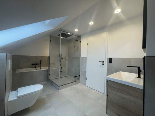 Bad_1 - Hochwertige, energetisch sanierte, moderne 4-Zimmer-DG-Wohnung mit Balkon und 2 Stellplätzen