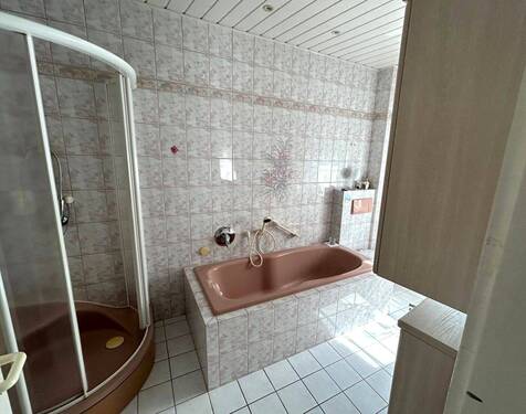 EG Bad mt Wanne und Dusche - 