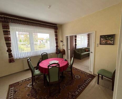 Esszimmer mit Blick zum Wohnzimmer - 