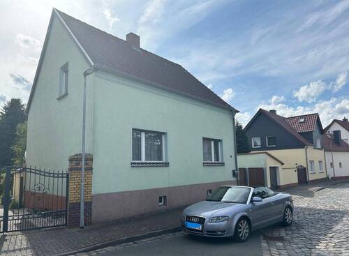 Straßenansicht rechts - 5 Zimmer Einfamilienhaus in Muldestausee