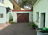 Blick zur Garage, Hauseingang und Partyraum - 