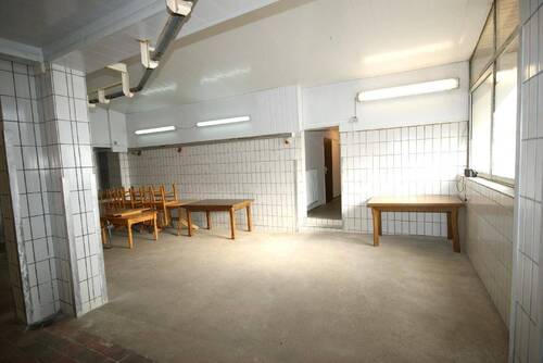 Halle/ Produktion zum Eingang Büro - Halle in Köln zur Miete