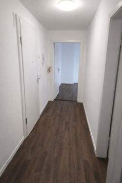 Bild 1 - Helle 2-Zimmer-Wohnung mit großem Balkon, Küche, Privatparkplatz