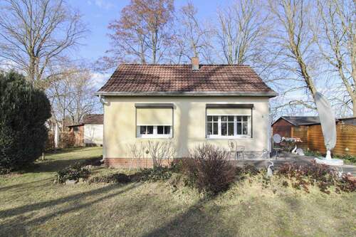 Bungalowhaus hinten auf dem Grundstück - 