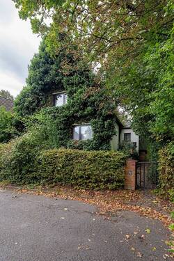 Straßenansicht - Sanierungsbedürftiges Einfamilienhaus auf großem Grundstück mit Potential