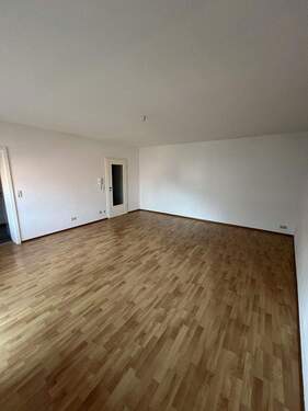 Wohnzimmer Bild 2 - 3 Zimmer Etagenwohnung in St. Leon - Rot