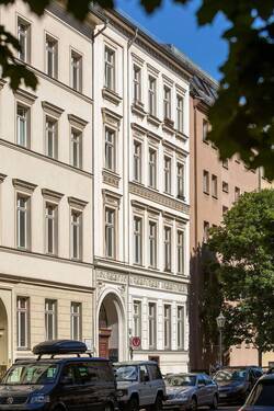 Fassade - Investieren in Bestlage: 4-Zimmer-Altbauwohnung mit Stil nahe Rosa-Luxemburg-Platz, Berlin-Mitte!