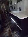 Modernes Waschbecken mit indirekter Beleuchtung - 