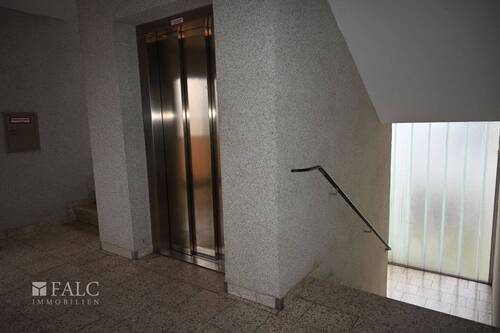 Treppenhaus+Aufzug - 